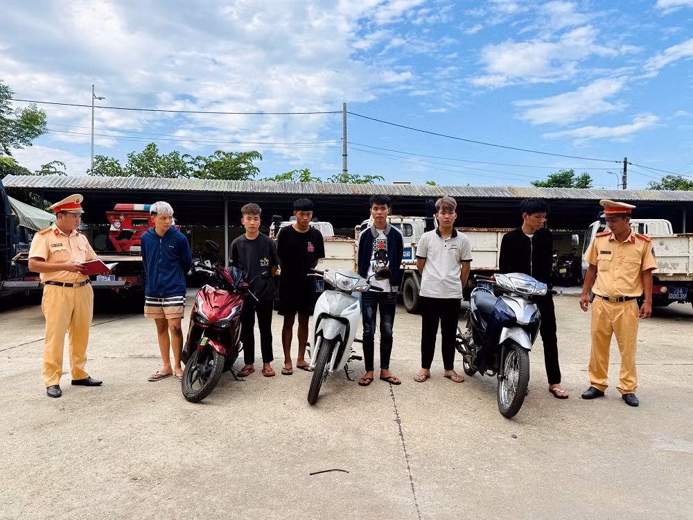 Triệu tập 6 học sinh lớp 11 chạy xe không đội mũ bảo hiểm, lạng lách, va chạm giao thông -0