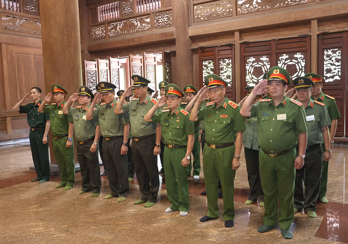 Đoàn đại biểu, điển hình tiên tiến trong CAND báo công dâng Bác -0
