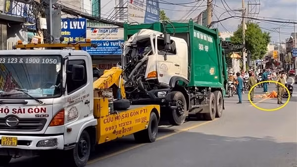 Xe cứu hộ kéo xe rác từng xảy ra va chạm chết người lại cán chết người