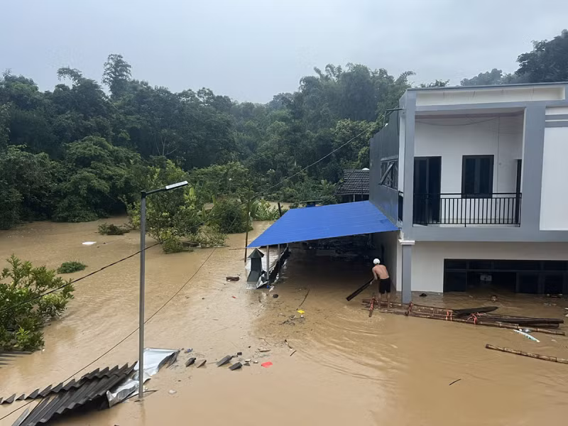 Công an Điện Biên vượt lũ dữ, cứu dân -0