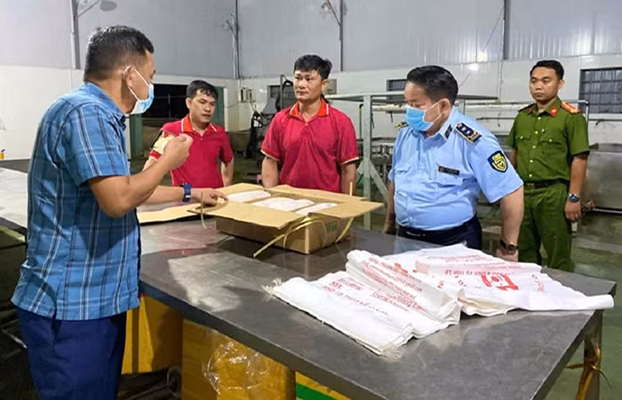 Bắt giữ, tiêu hủy hơn 100 tấn heo đông lạnh đã bốc mùi, nổi đốm trên da -0