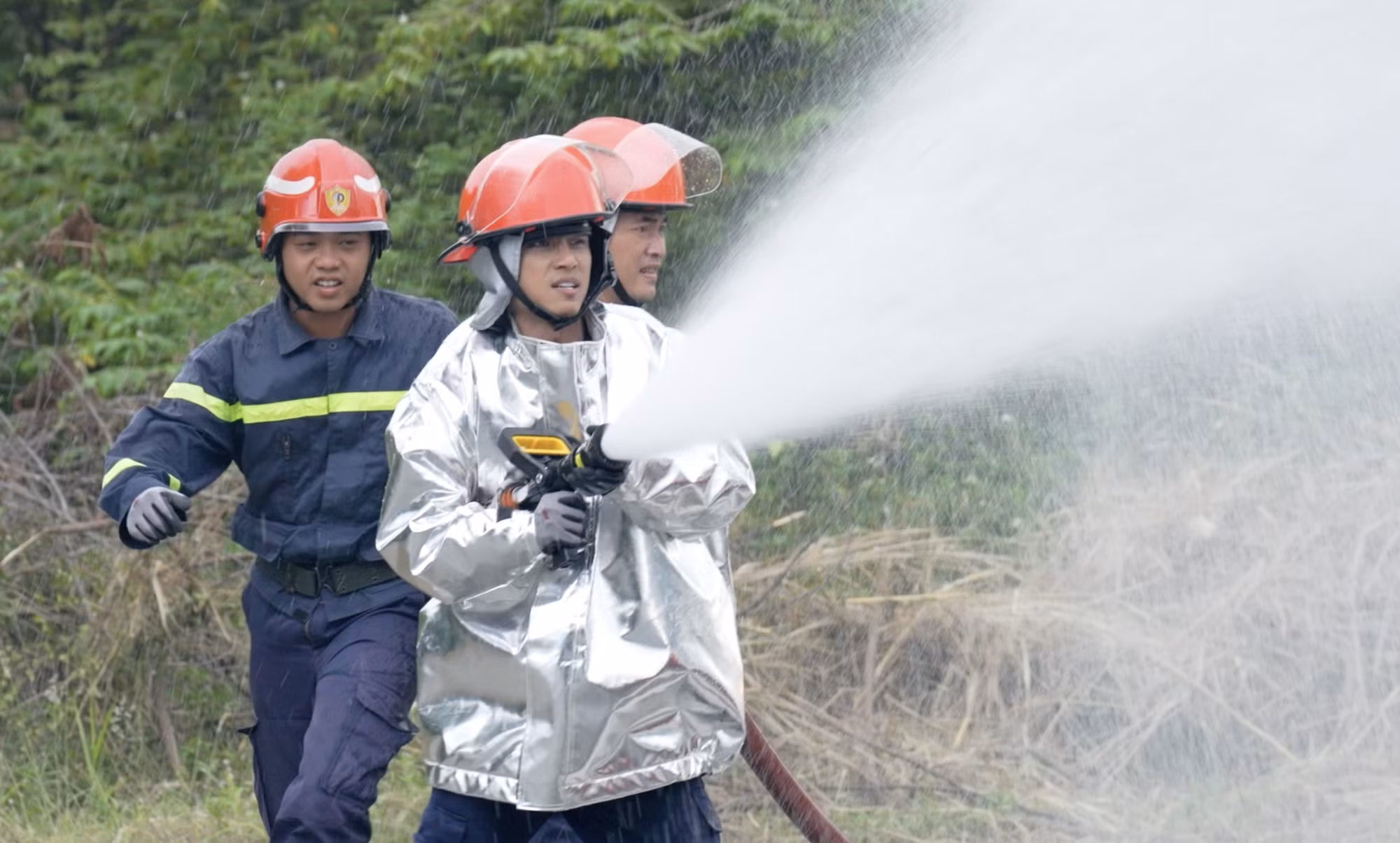 “Chiến sĩ quả cảm” tung trailer hé lộ tình huống chiến sĩ nhập vai cứu người trên xe buýt cháy -1