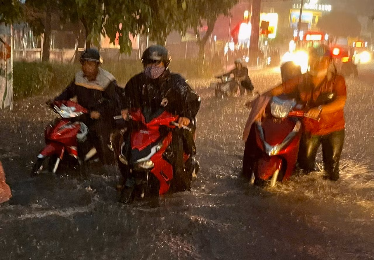 Mưa lớn, đường ngập nhiều người tan làm nhiều giờ vẫn chưa về đến nhà -7