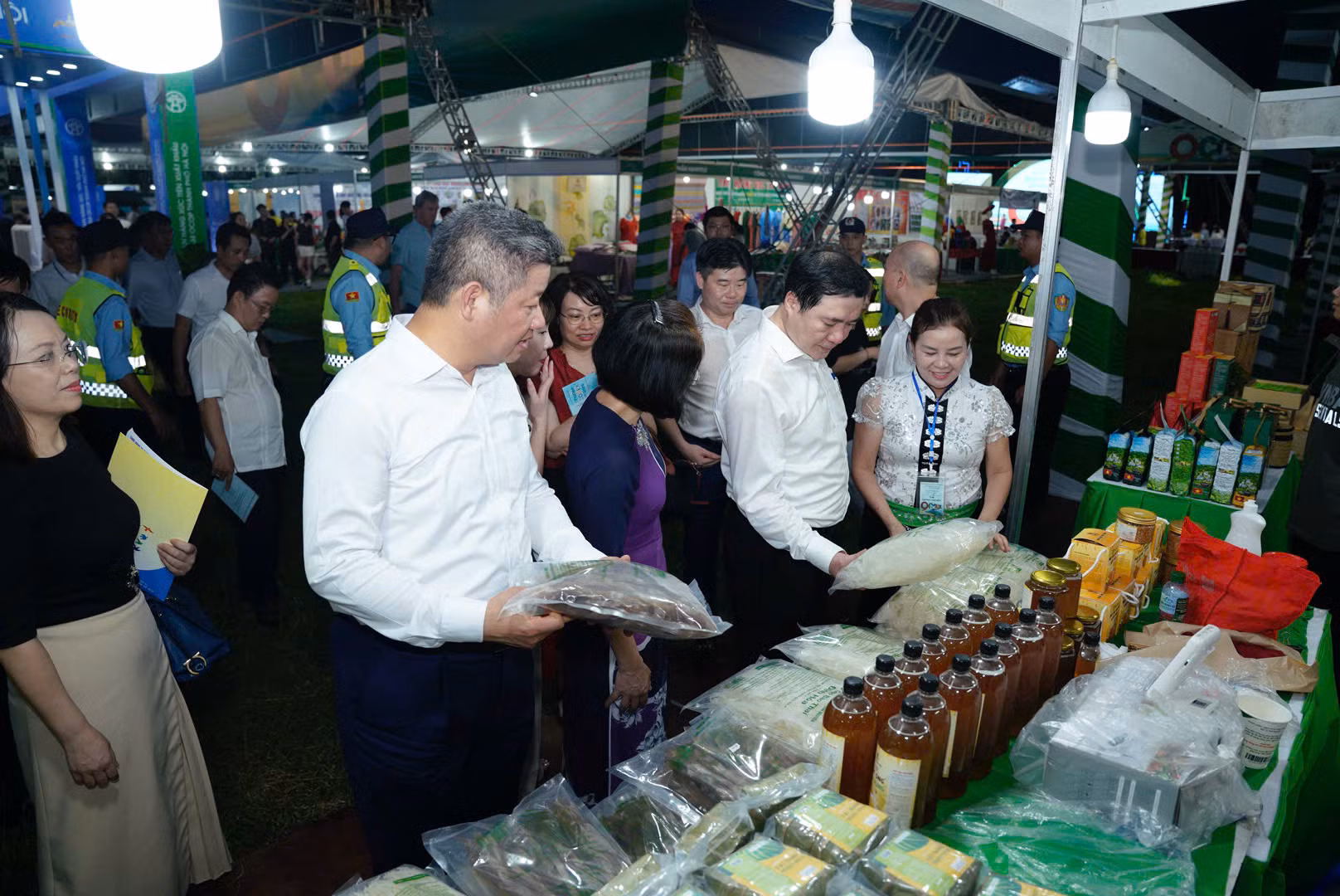 Khai mạc hội chợ sản phẩm OCOP xuất khẩu 2025 -3
