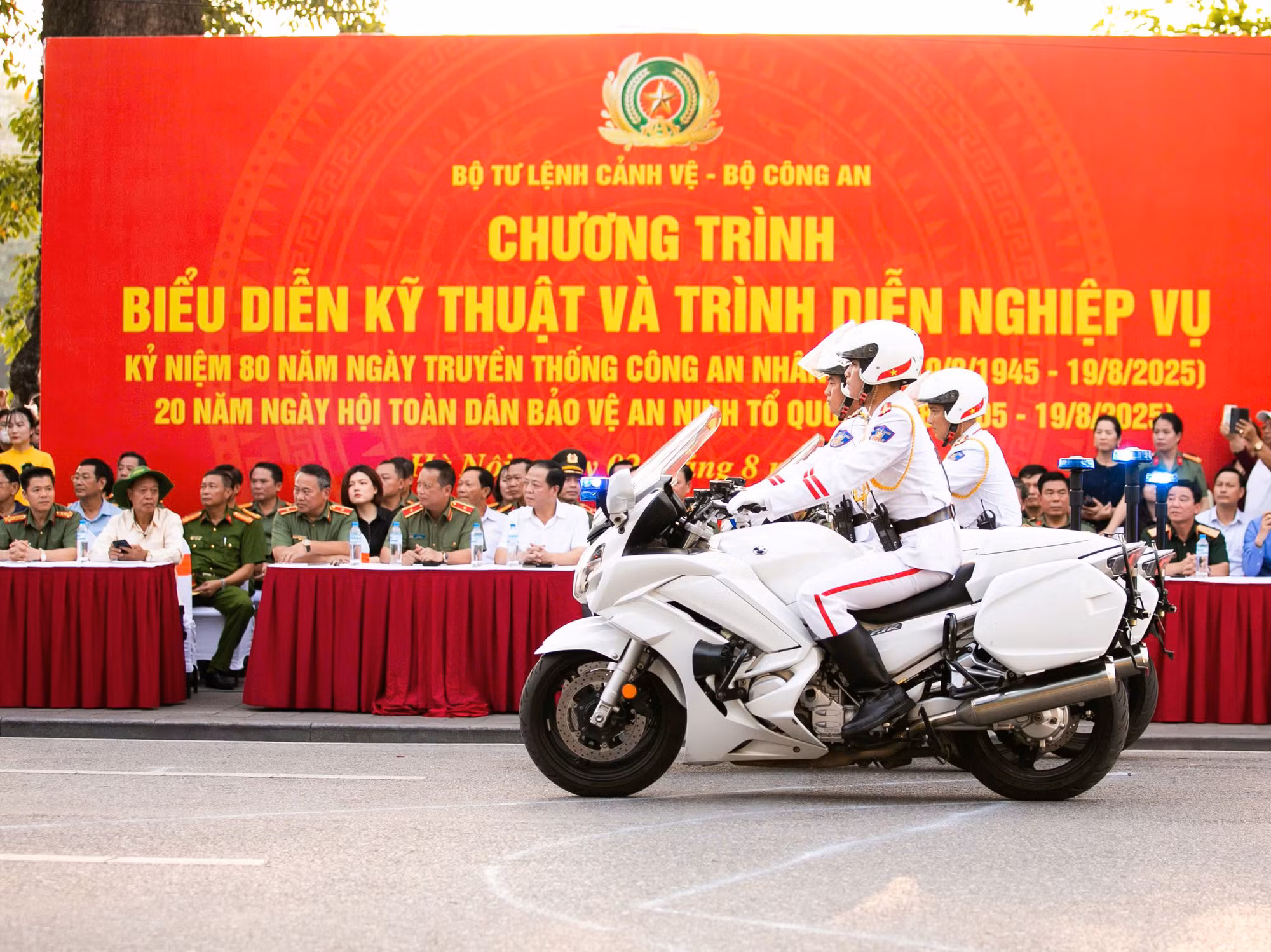 Lực lượng Cảnh vệ CAND biểu diễn bên bờ Hồ: Kịch tính, mãn nhãn, đầy phấn khích -0