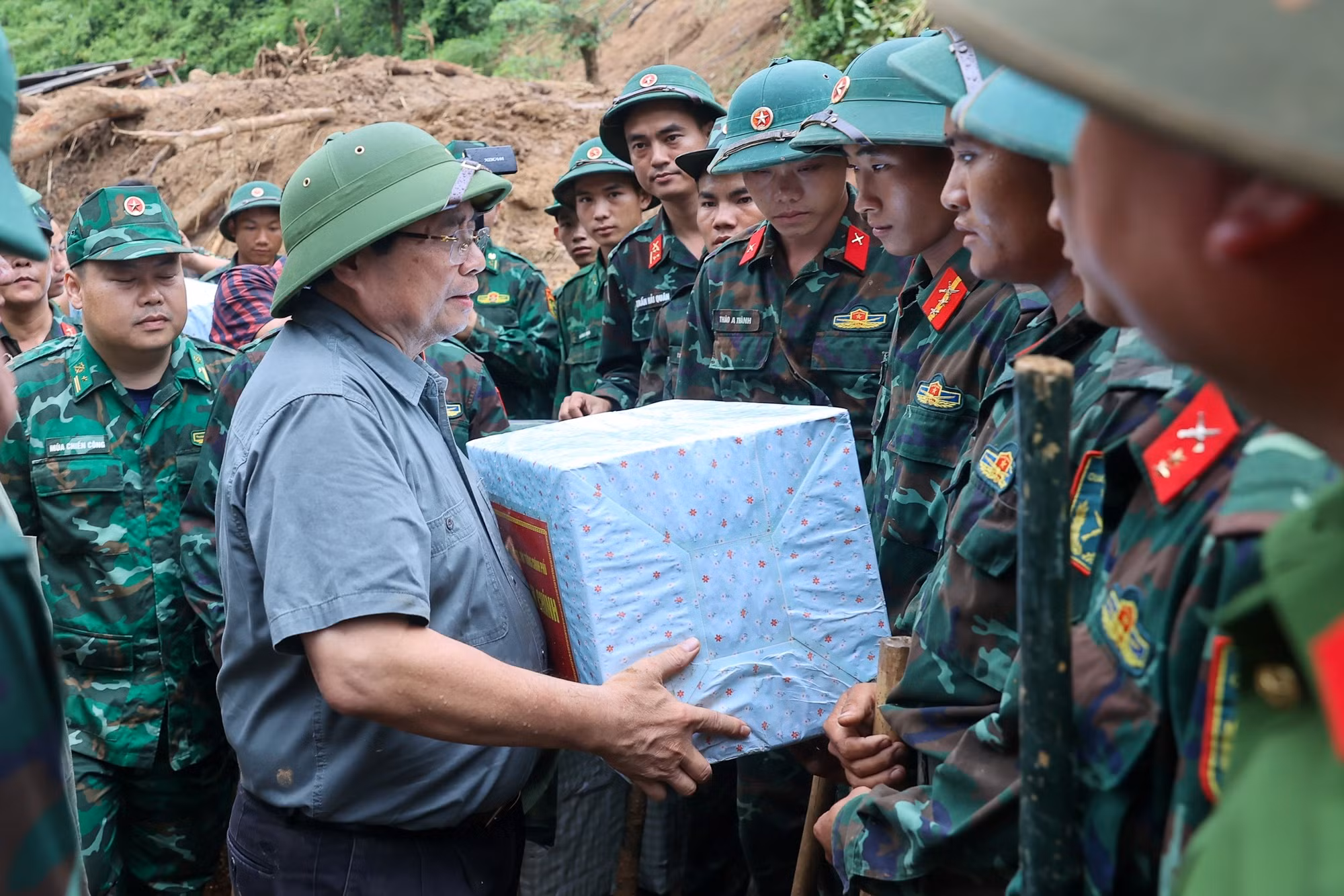 Thủ tướng tới Điện Biên, thăm hỏi người dân, chỉ đạo khắc phục hậu quả thiên tai nặng nề -0