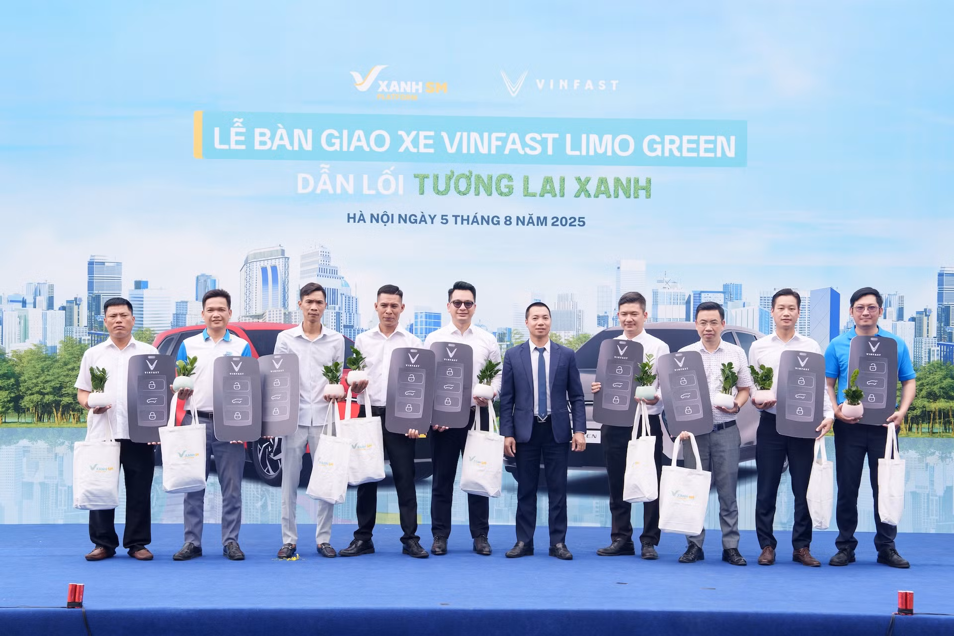 VinFast bàn giao lô xe Limo Green đầu tiên cho khách hàng -0