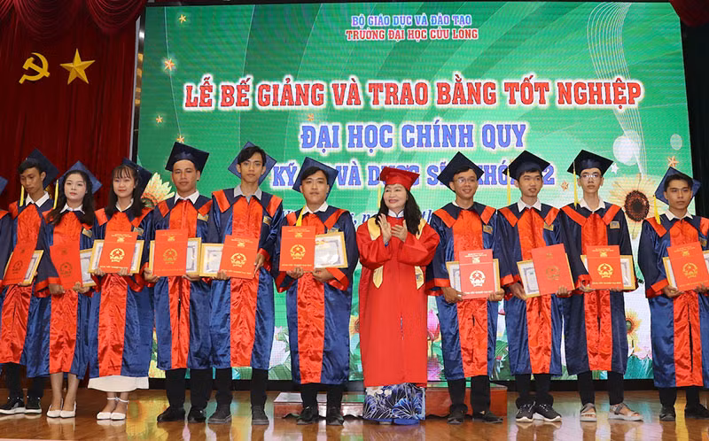 Trường Đại học Cửu Long trao bằng tốt nghiệp cho 227 tân kỹ sư, dược sĩ -0