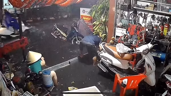 TP Hồ Chí Minh: Mưa lớn, đường ngập nhiều người tan ca mắc kẹt