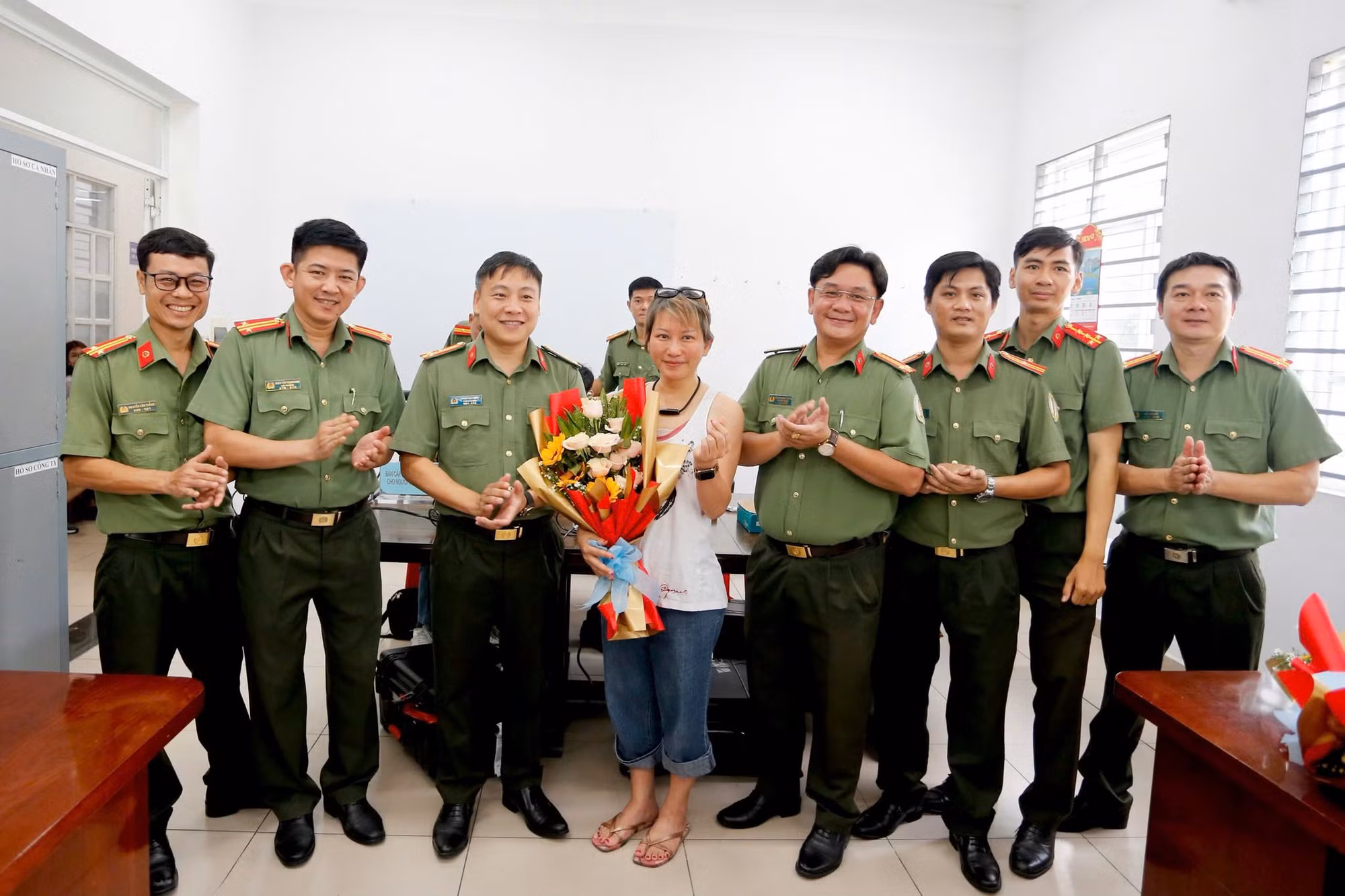 Ngày cuối tuần, Công an đến tận nơi làm việc để cấp định danh điện tử cho người nước ngoài -0
