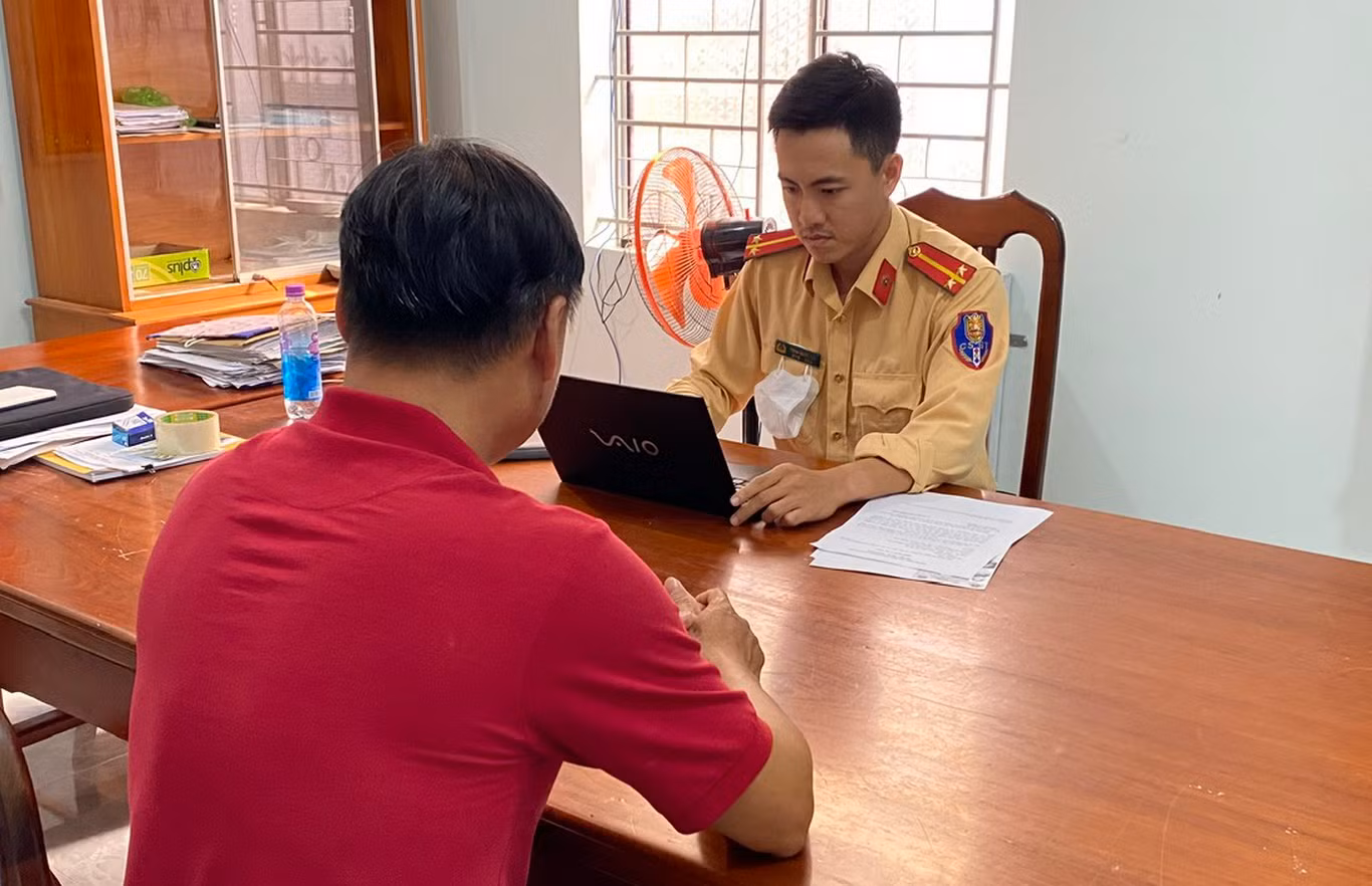 Từ clip người dân cung cấp, CSGT xử lý lái xe ô tô vượt ẩu tại một vòng cua trên đèo Khánh Lê -0