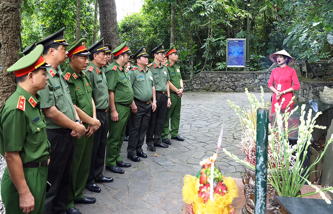 Đoàn đại biểu, điển hình tiên tiến trong CAND báo công dâng Bác -0