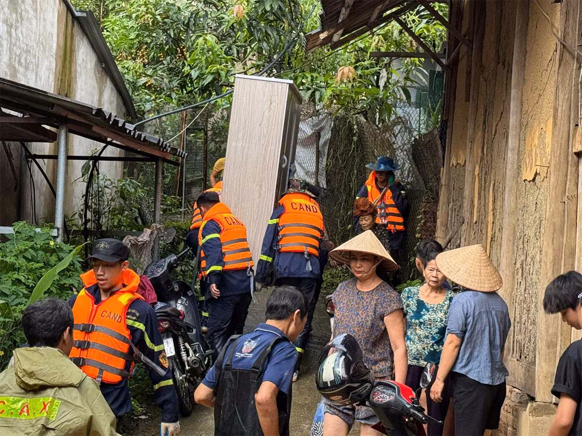 Nước lũ dâng cao Công an Sơn La oằn mình giúp dân -8