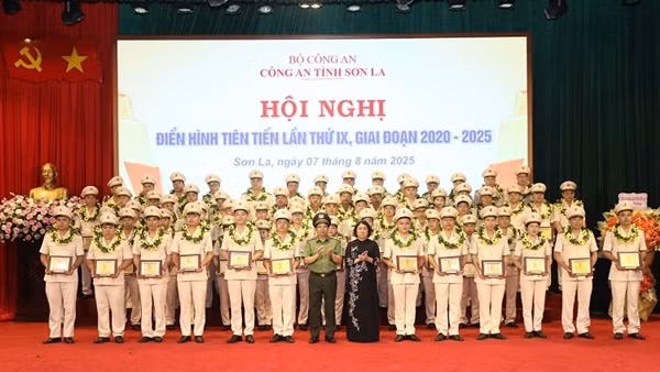 Công an tỉnh Sơn La tuyên dương 100 điển hình tiên tiến
