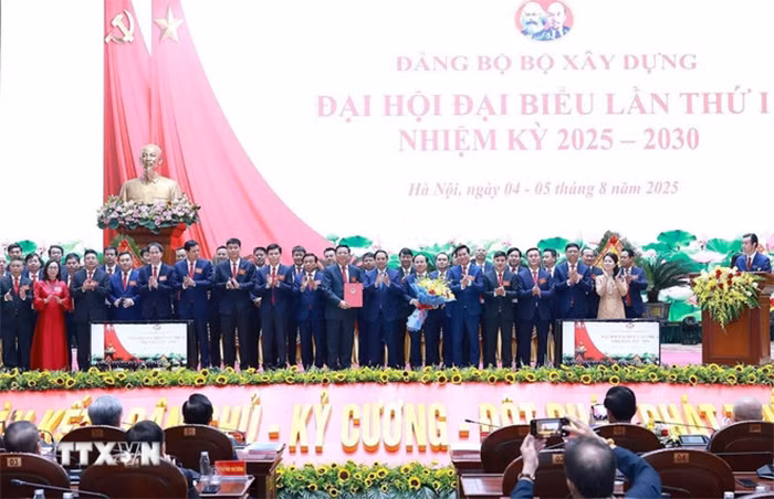 Bí thư Đảng ủy Chính phủ, Thủ tướng Chính phủ Phạm Minh Chính trao quyết định của Đảng ủy Chính phủ chỉ định Ban chấp hành, Ban thường vụ, Bí thư, Phó Bí thư Đảng uỷ Bộ Xây dựng lần thứ nhất, nhiệm kỳ 2025-2030. (Ảnh: Dương Giang/TTXVN)