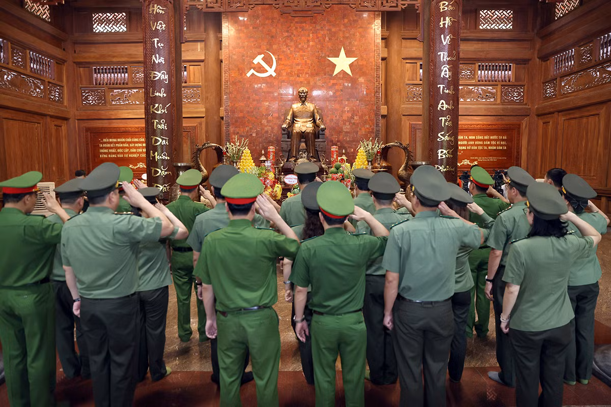 Đoàn đại biểu, điển hình tiên tiến trong CAND báo công dâng Bác -1