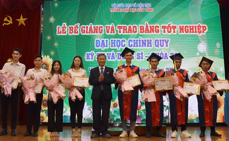 Trường Đại học Cửu Long trao bằng tốt nghiệp cho 227 tân kỹ sư, dược sĩ -1