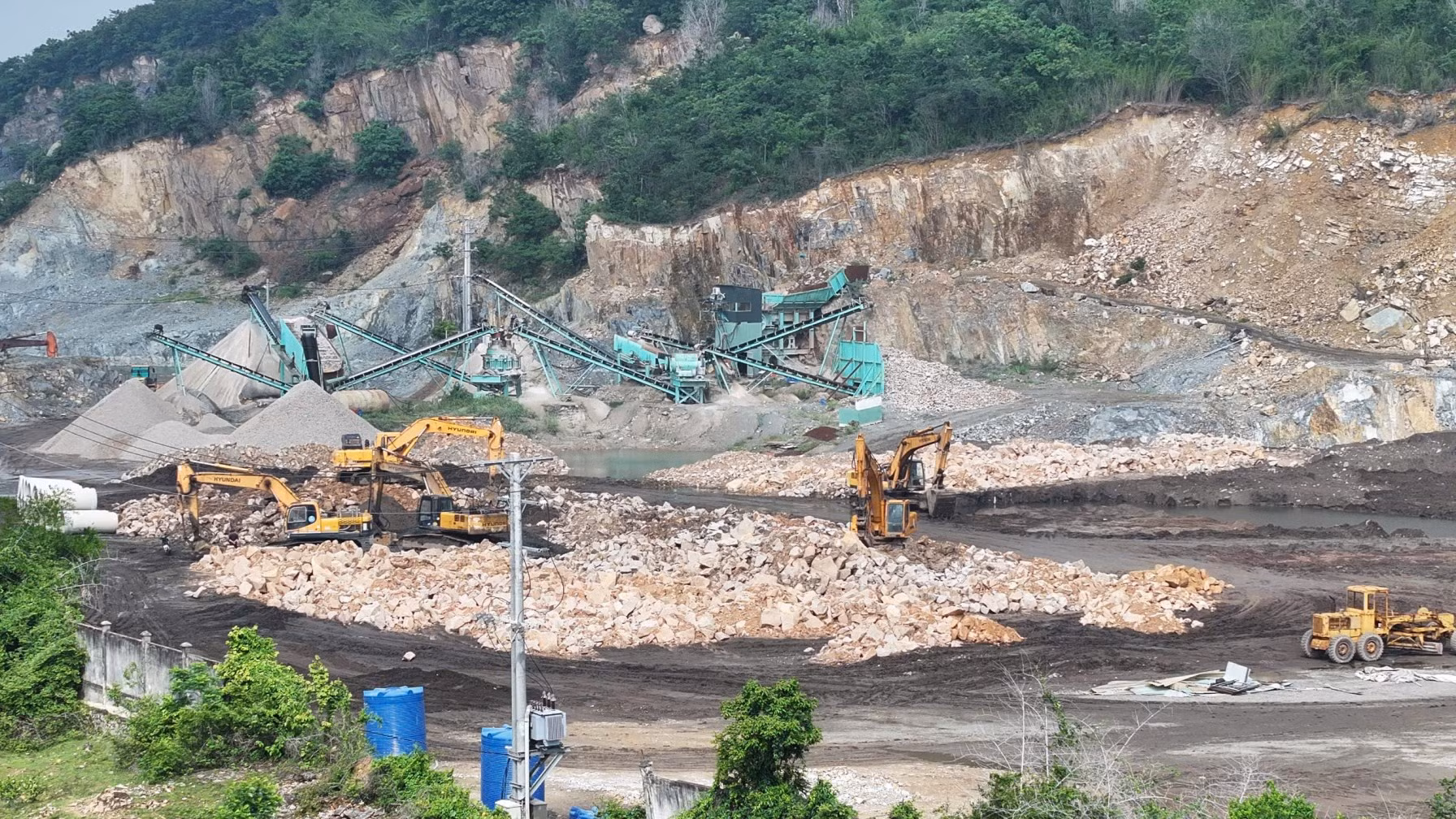 Đường dây khai thác sai phép hơn 7.000 m³ đá, thu lợi bất chính hơn 1 tỷ đồng -0
