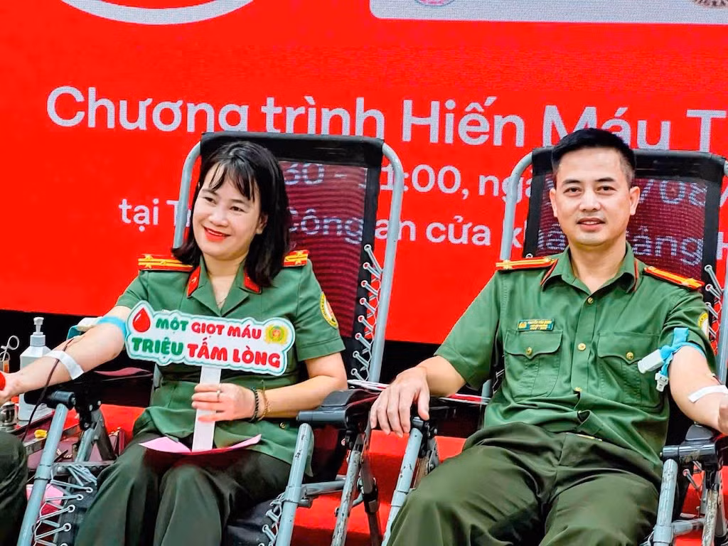 Hiến máu cứu người, nghĩa cử cao đẹp của Công an cửa khẩu Nội Bài -0
