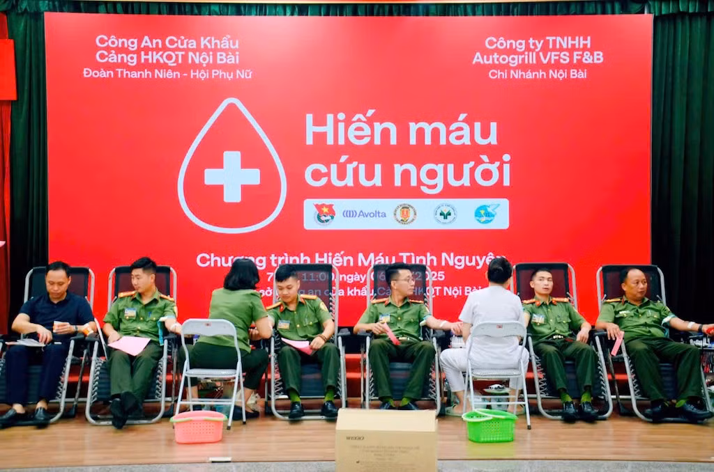 Hiến máu cứu người, nghĩa cử cao đẹp của Công an cửa khẩu Nội Bài -0