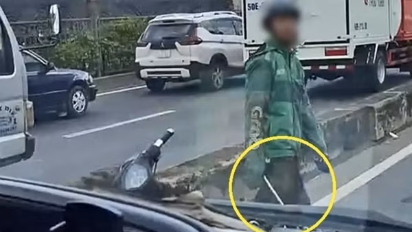 Nam thanh niên "hổ báo" đập phá xe tải, gây rối trên đường phố