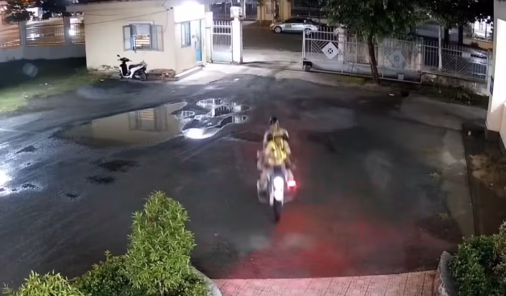 CSGT Công an Đồng Nai kịp thời đưa bé gái bị co giật đi cấp cứu -0