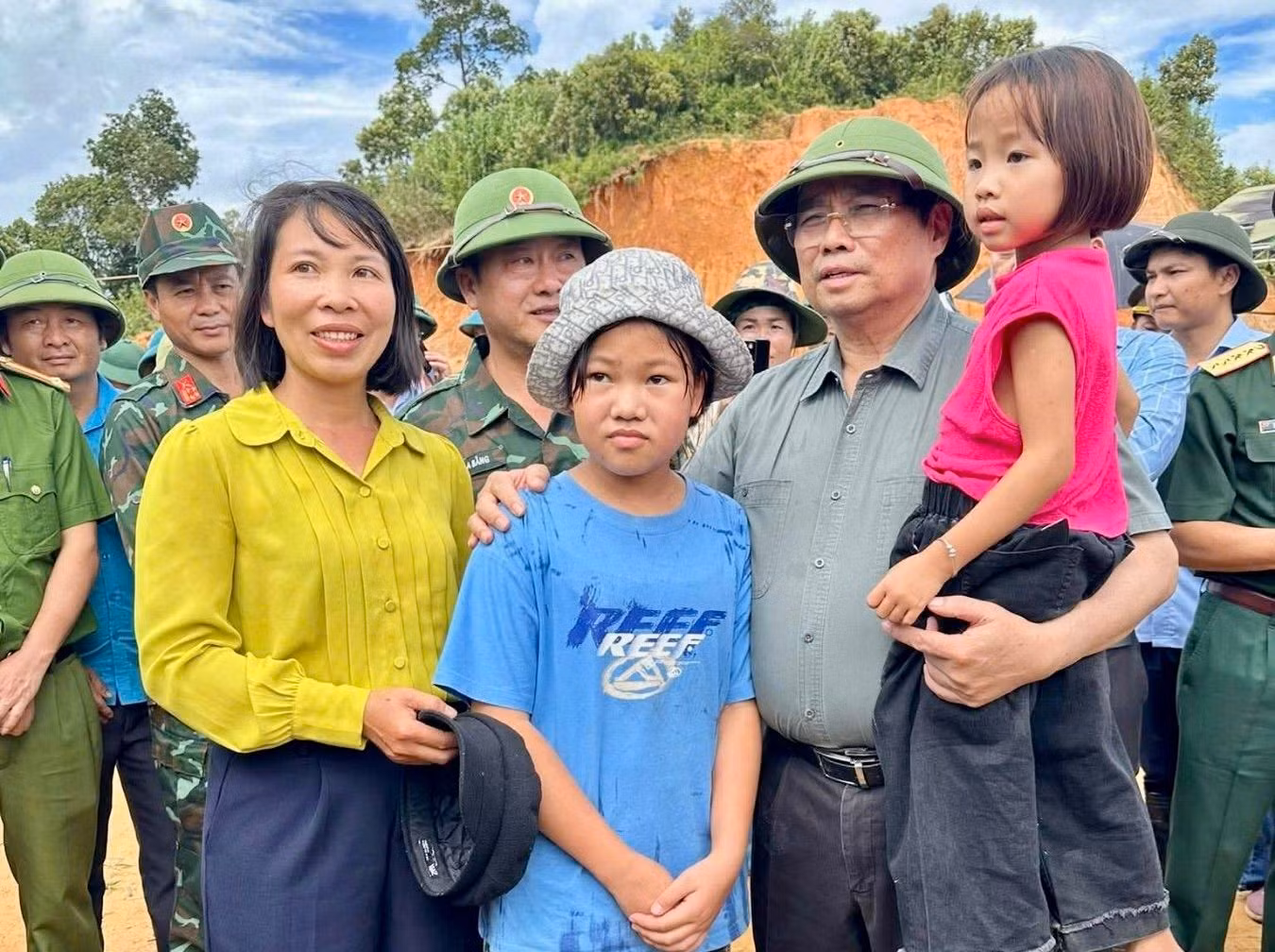 Thủ tướng tới Điện Biên, thăm hỏi người dân, chỉ đạo khắc phục hậu quả thiên tai nặng nề -0