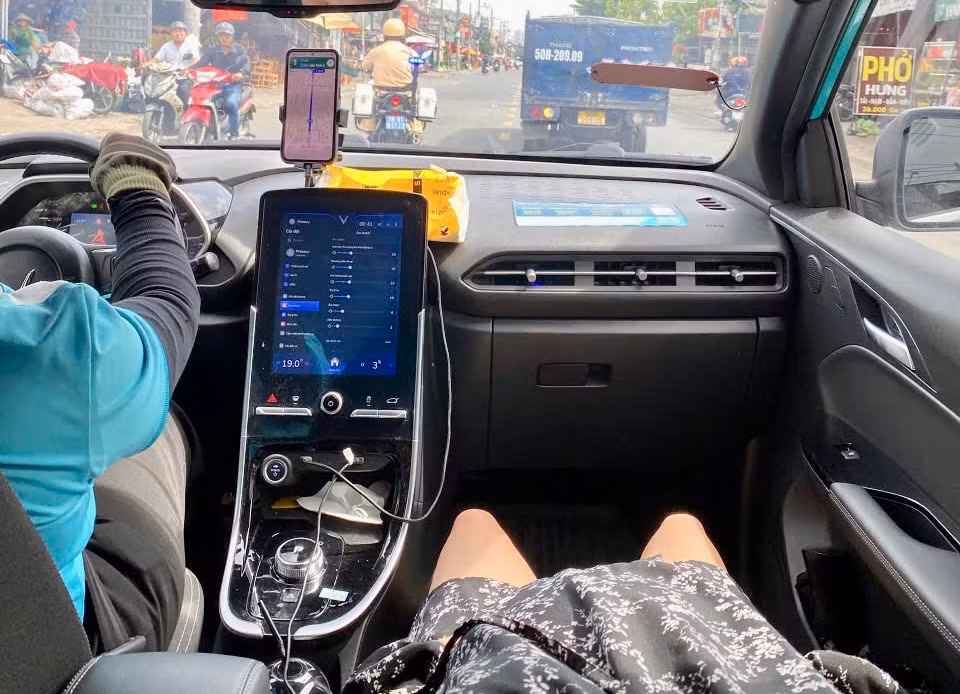 Taxi chở sản phụ vỡ ối sắp sinh được CSGT dẫn đường vào bệnh viện kịp thời -0