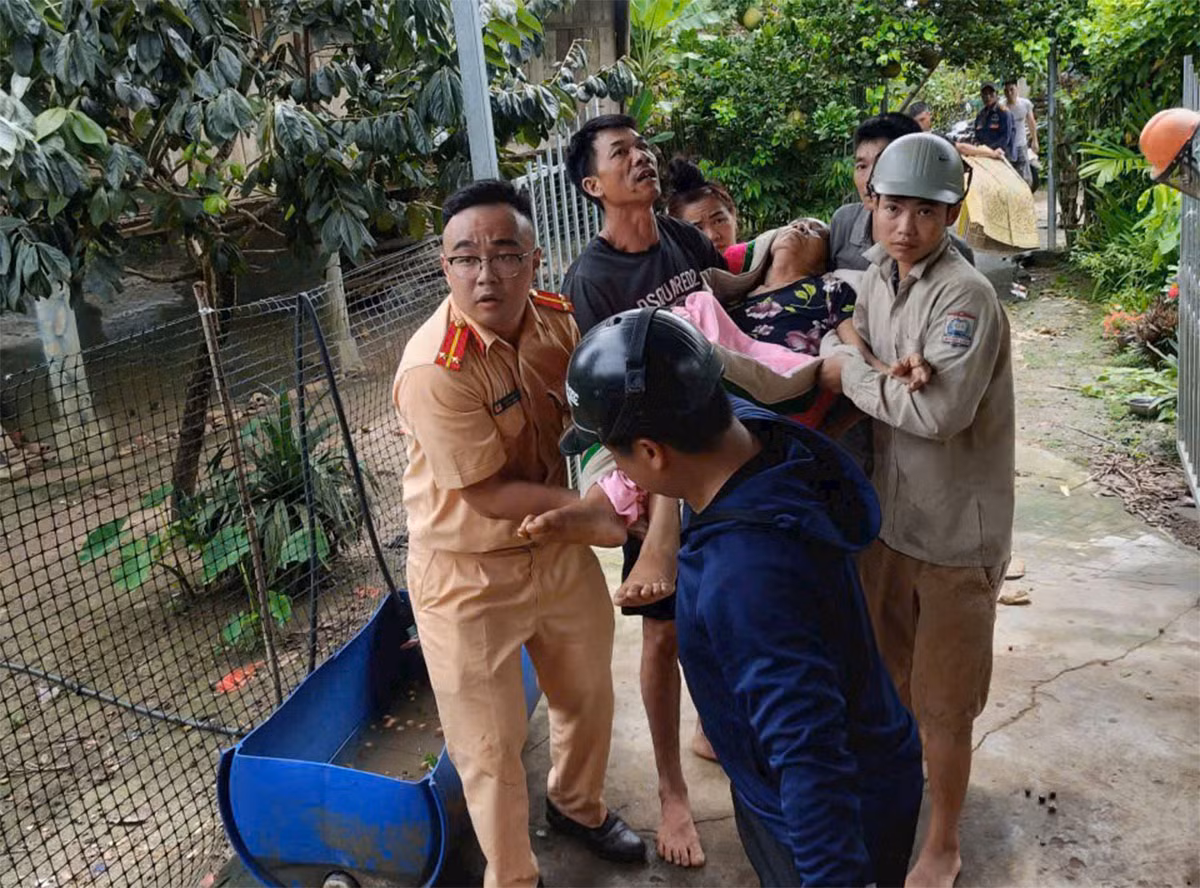 Nước lũ dâng cao Công an Sơn La oằn mình giúp dân -11