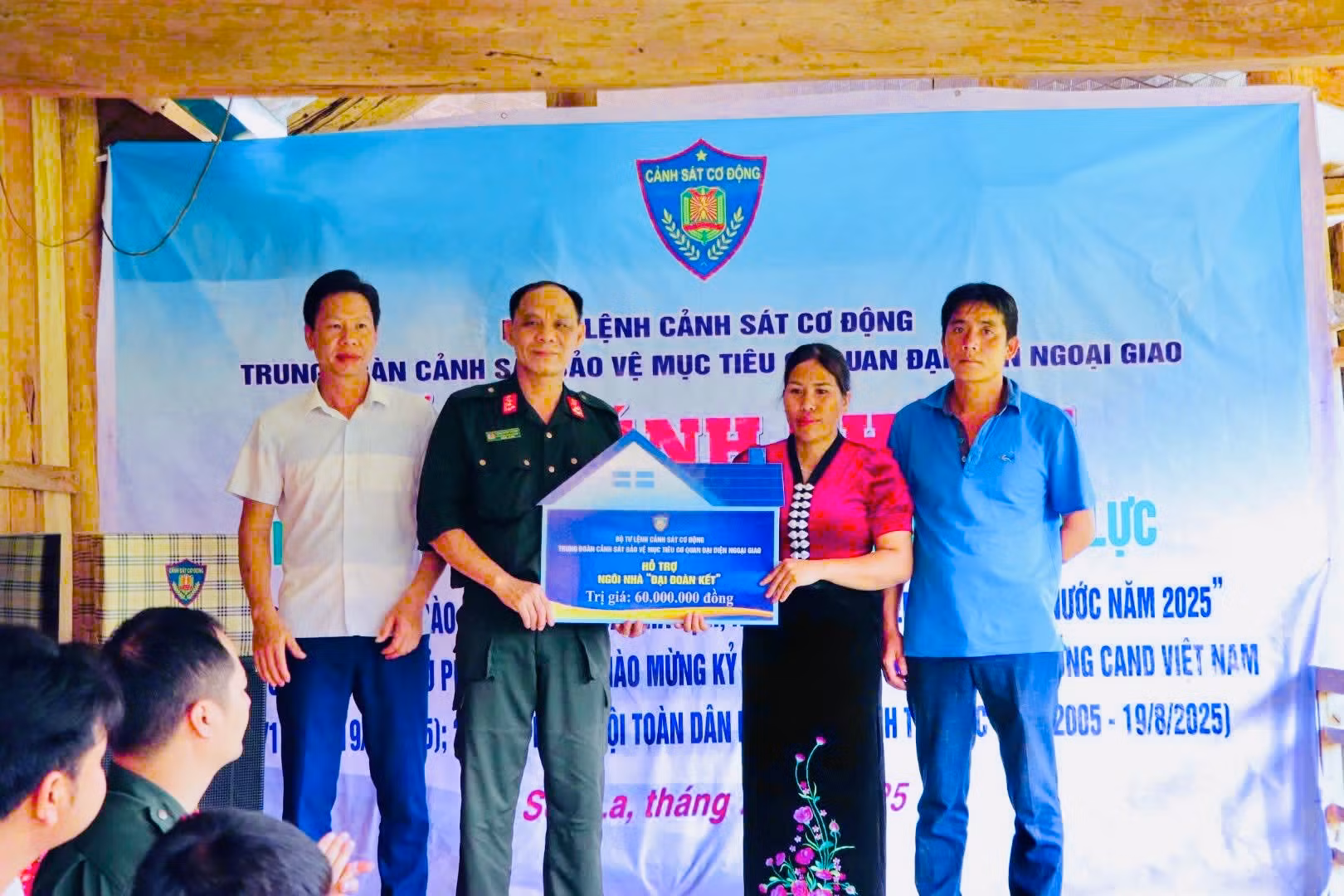 Bộ Tư lệnh Cảnh sát cơ động tặng nhà đại đoàn kết cho người dân nghèo ở Lóng Phiêng, Sơn La -0