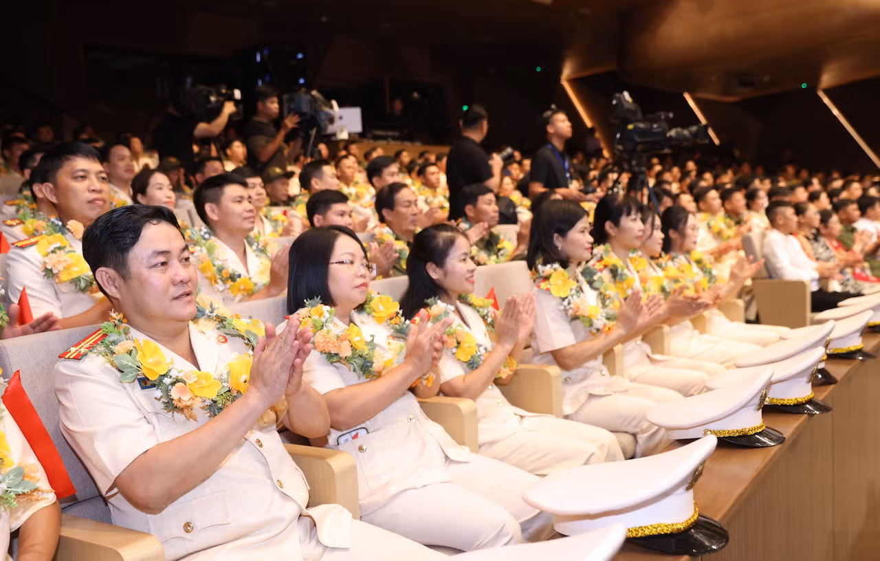 Biến phong trào thi đua thành sức mạnh vĩ đại giữ gìn non sông gấm vóc muôn đời bền vững -0