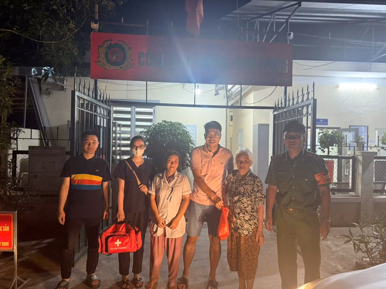 Công an phường Định Công&nbsp;giúp cụ bà đi lạc trở về với gia đình -0
