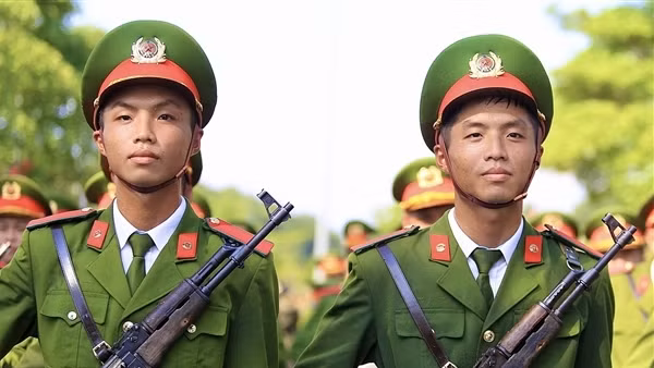 Cặp song sinh trên thao trường A80
