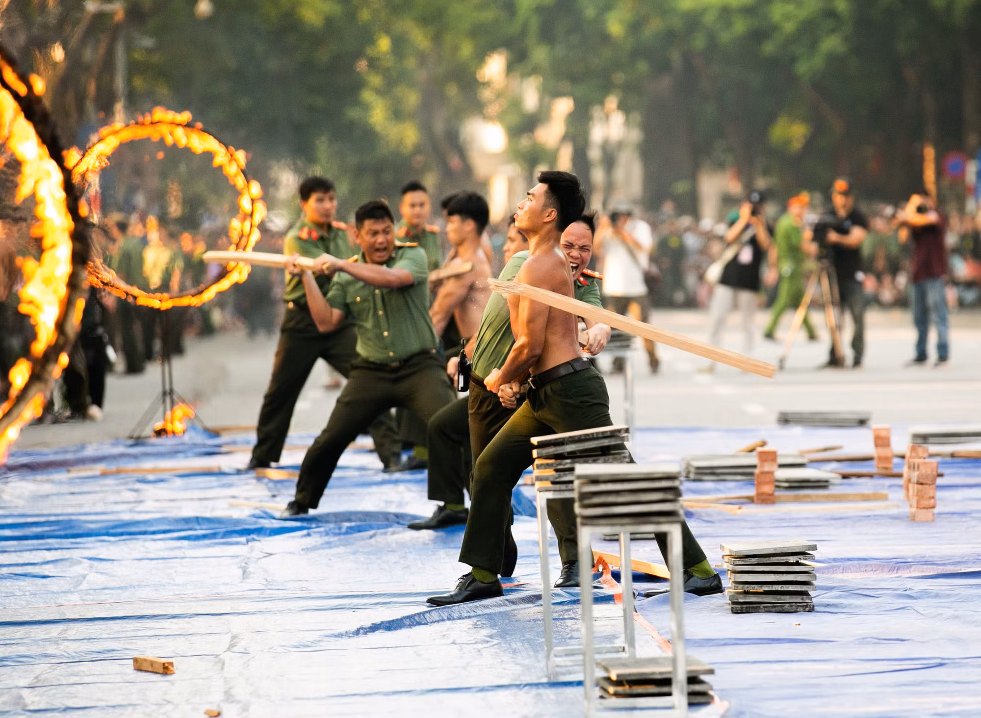 Lực lượng Cảnh vệ CAND biểu diễn bên bờ Hồ: Kịch tính, mãn nhãn, đầy phấn khích -0