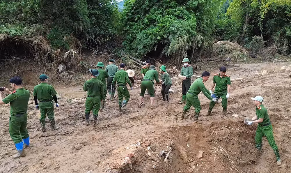 Lực lượng&nbsp;Công an hỗ trợ người dân khắc phục hậu quả mưa lũ -0