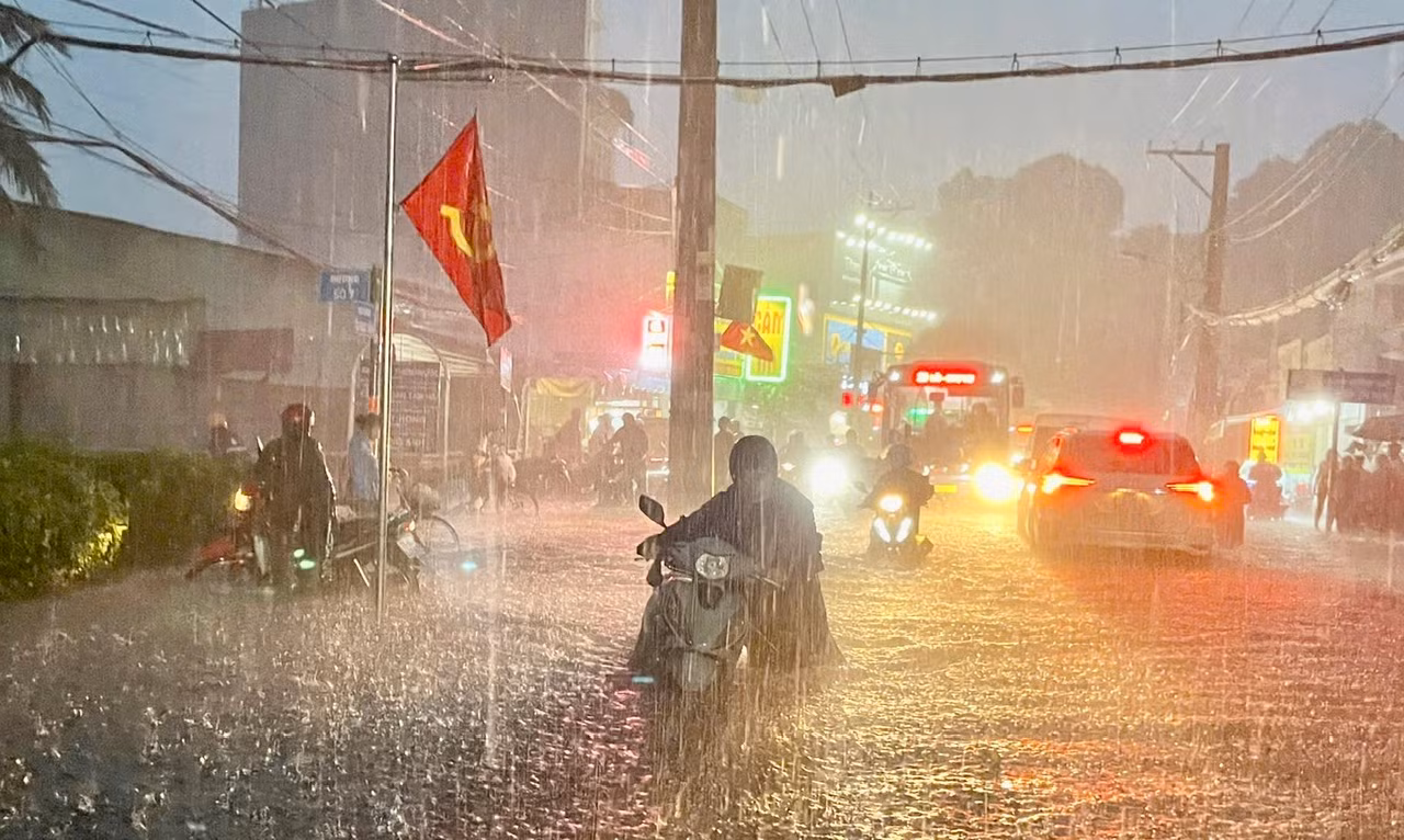 Mưa lớn, đường ngập nhiều người tan làm nhiều giờ vẫn chưa về đến nhà -8