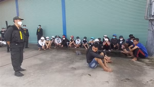 Bắt giữ gần 30 đối tượng tụ tập đua xe trái phép trên Quốc lộ 1A