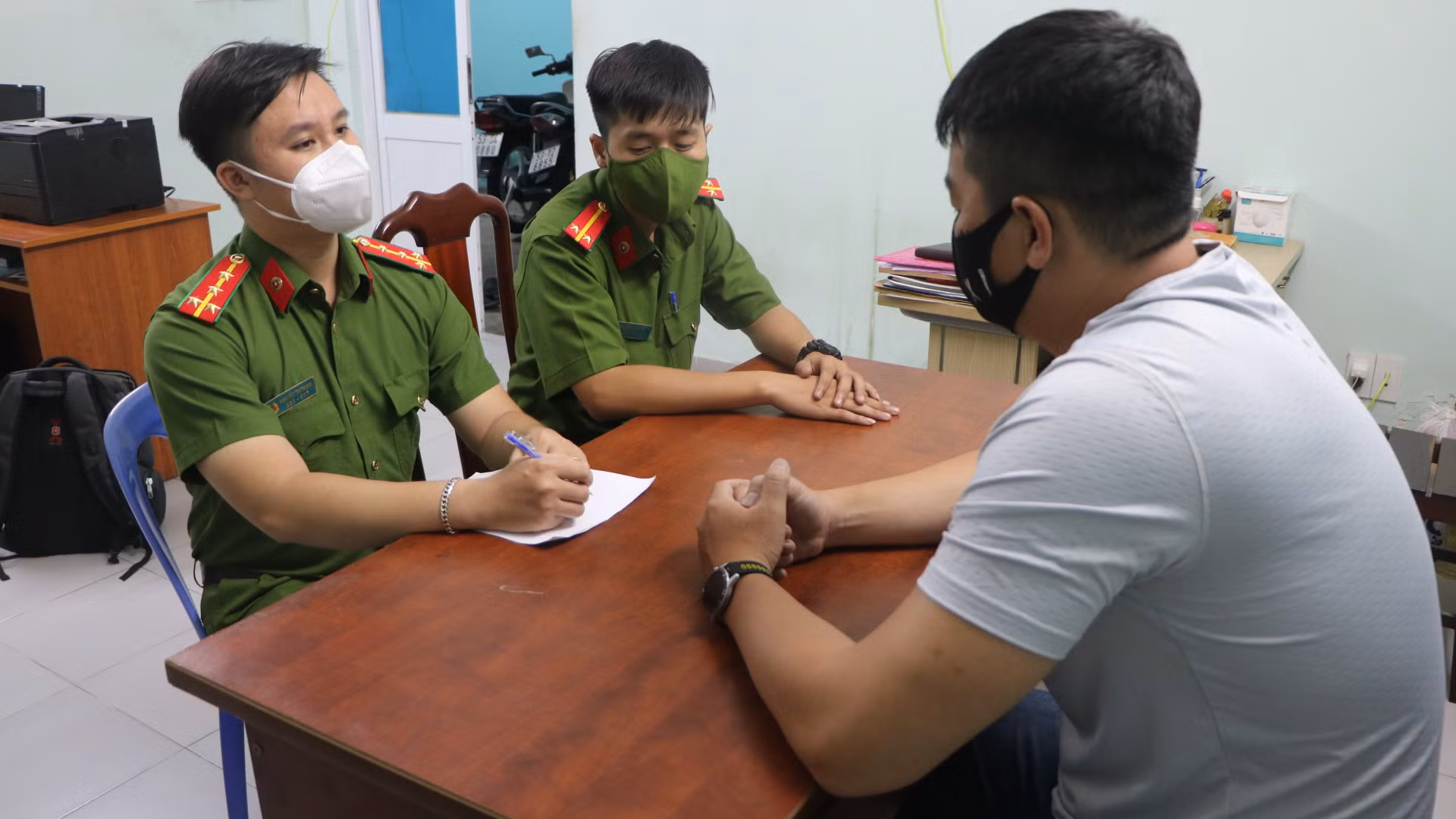 “Có dấu hiệu chống người thi hành công vụ” trong vụ bác sĩ bị hành hung -0