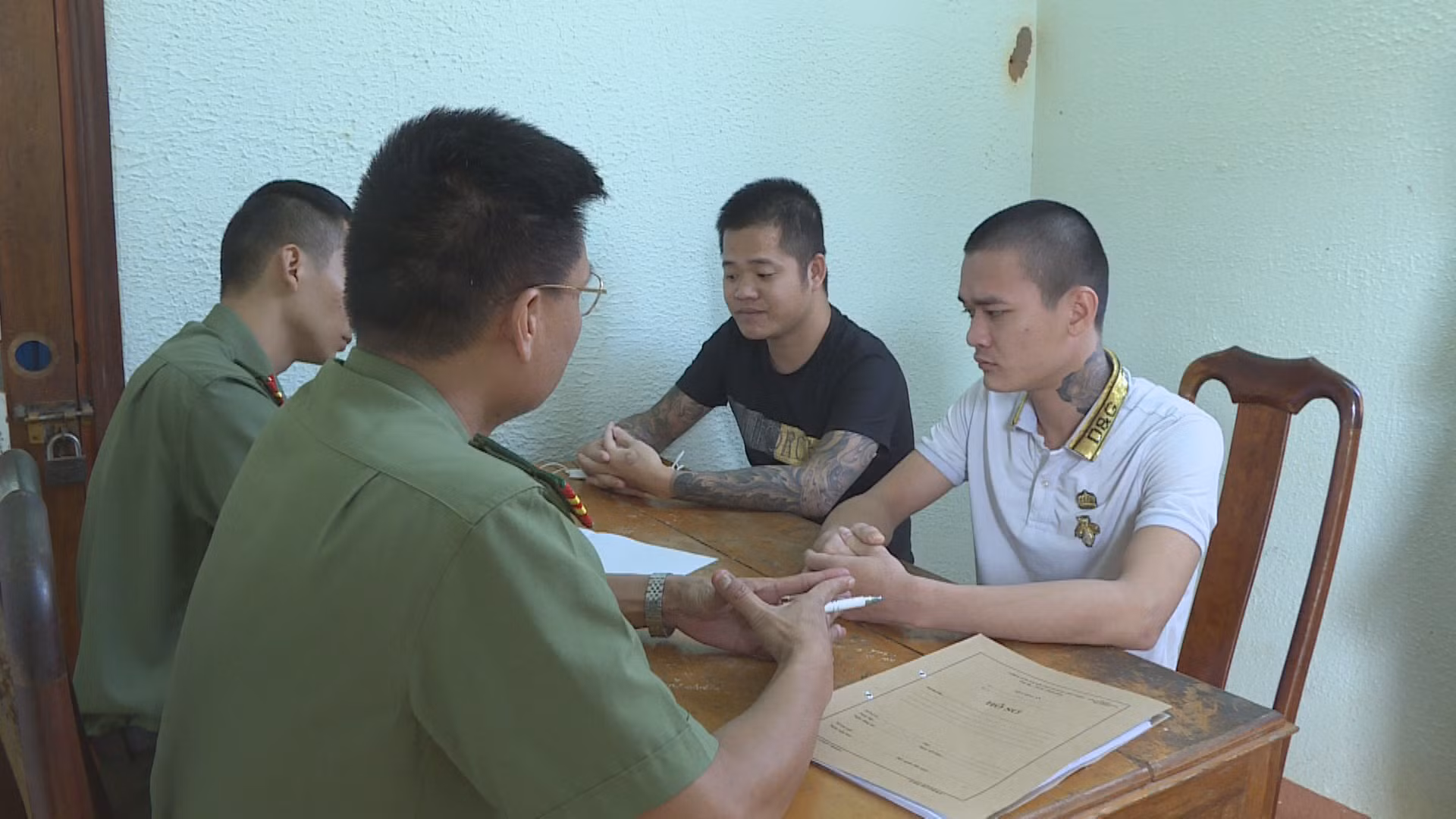 Mới ra tù rủ nhau làm giấy tờ giả để bán -0
