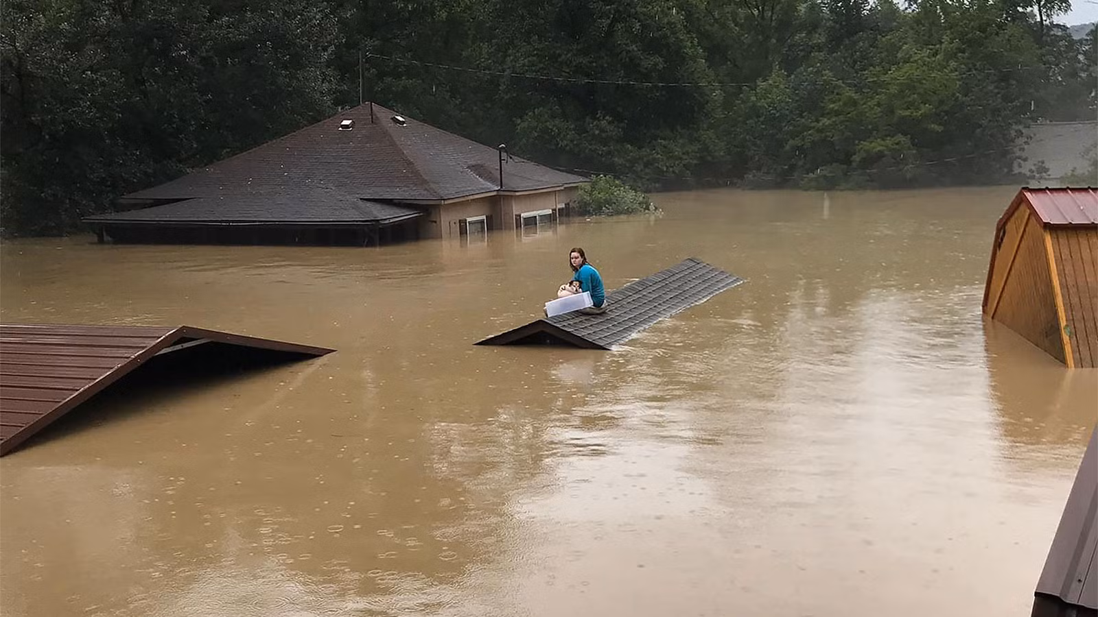Mưa lũ lịch sử tại bang Kentucky của Mỹ, nước ngập đến mái nhà -0