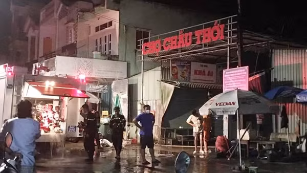 Hỏa hoạn làm 2 ki-ốt bị thiêu rụi
