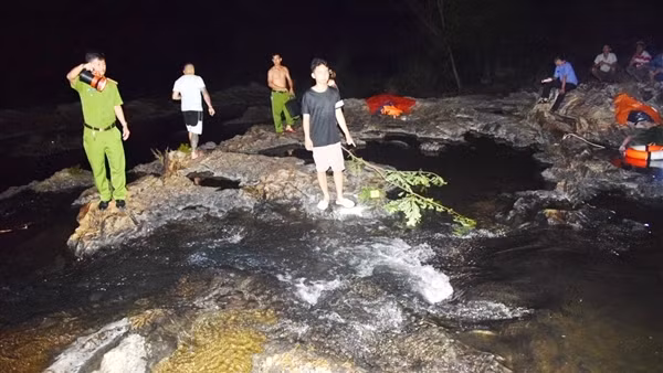 Trượt chân rơi xuống suối, hai nam sinh viên chết đuối