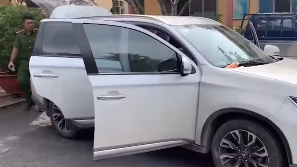 Hai con nghiện thuê hàng loạt&nbsp;ô tô, gắn biển giả để đi trộm liên tỉnh