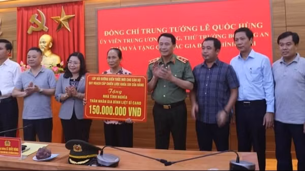 Thứ trưởng Lê Quốc Hùng tặng kinh phí xây nhà tình nghĩa tại Quảng Trị