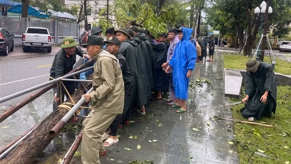 Công an Hà Tĩnh khẩn trương khắc phục hậu quả bão số 10