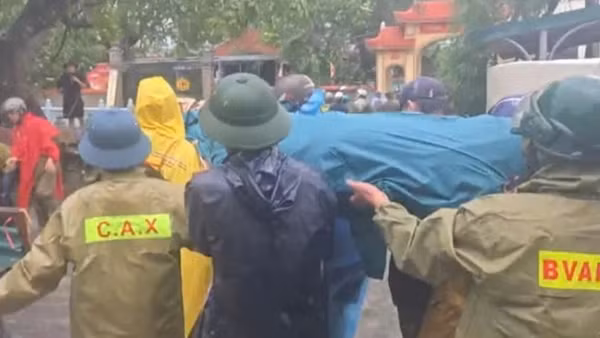 Bí thư Chi bộ thôn ở Thanh Hoá tử vong do cây đổ khi đi trực chống bão trong đêm
