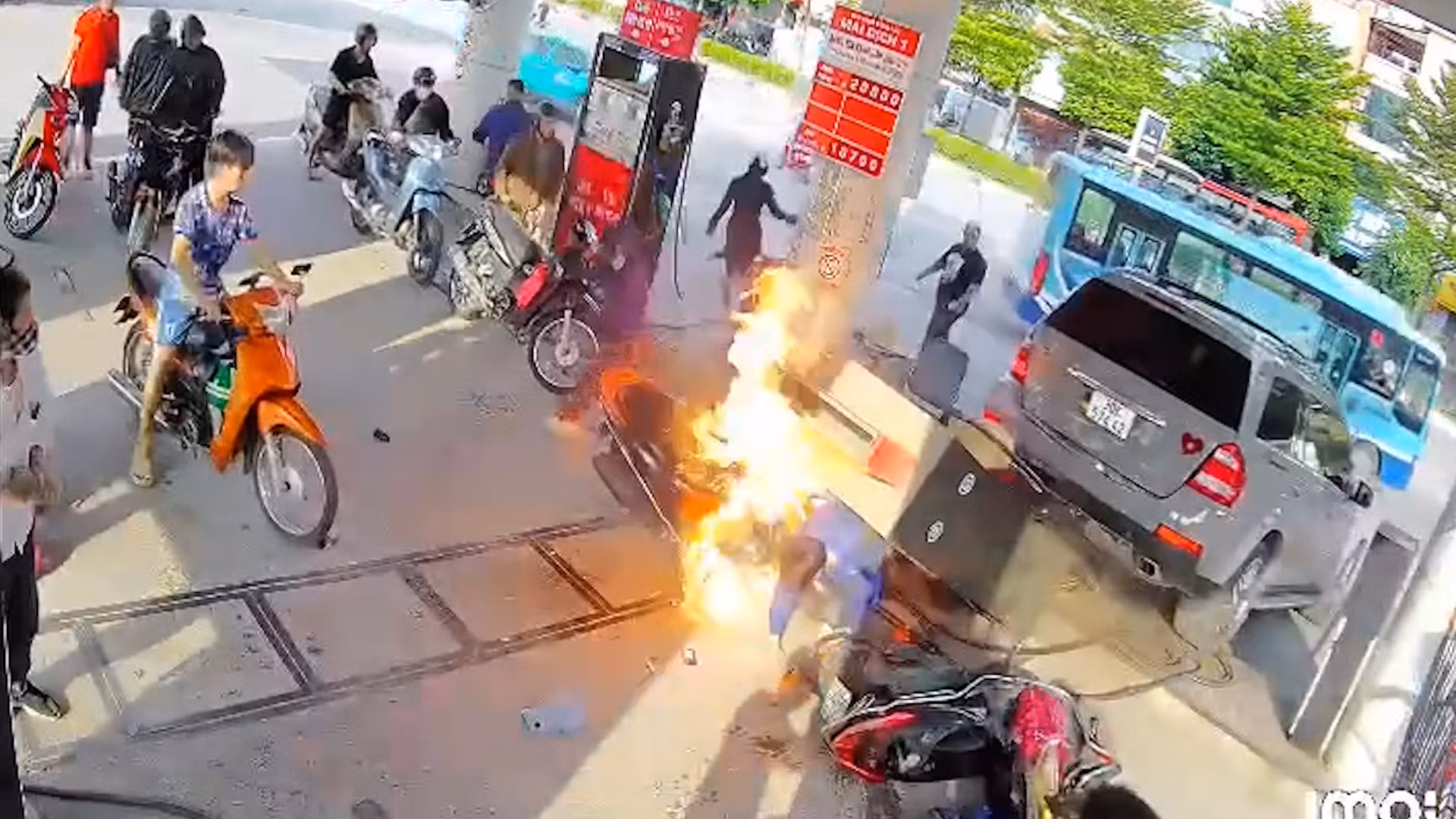 Xế sang Mercedes lùi vào cây xăng đâm đổ trụ bơm rồi gây cháy -0