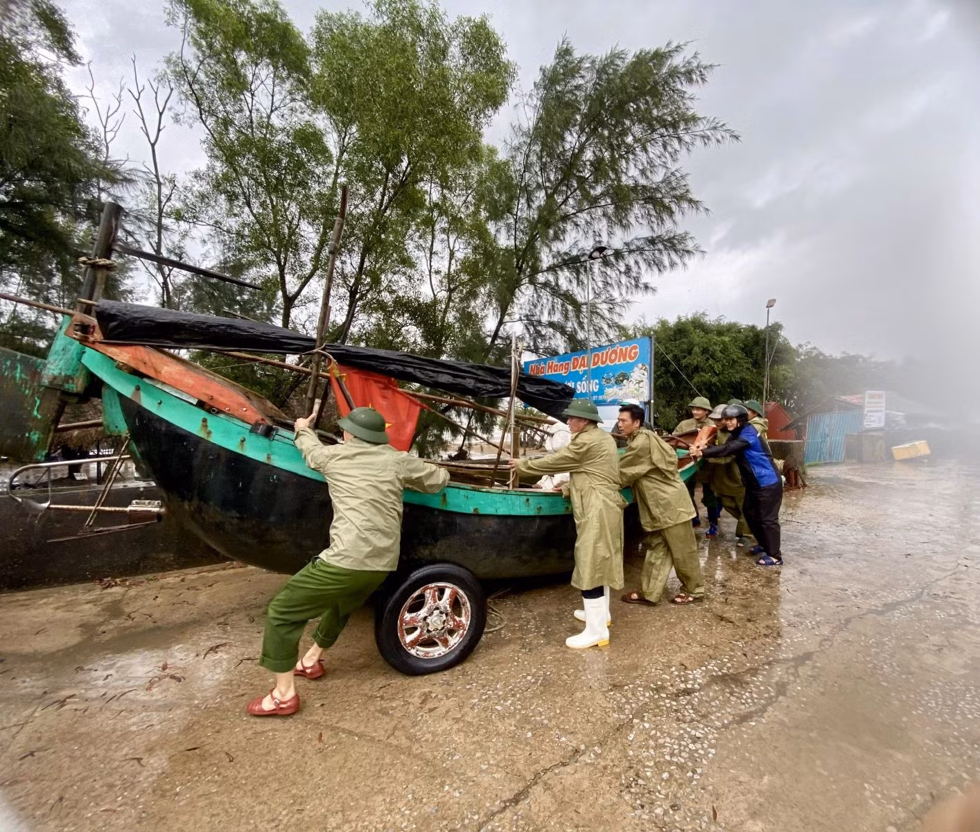 Công an xã căng mình ứng phó bão số 10 -0