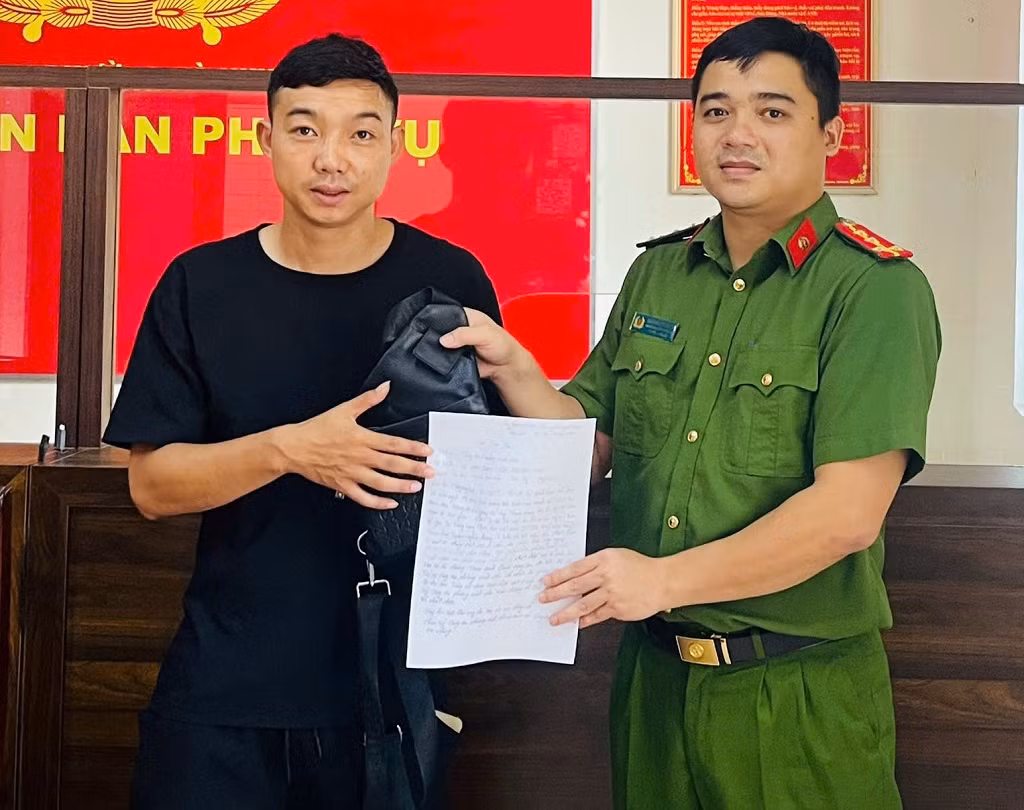 Hai cán bộ công an nhặt được ví tiền, nhanh chóng xác minh trả lại cho người dân -0