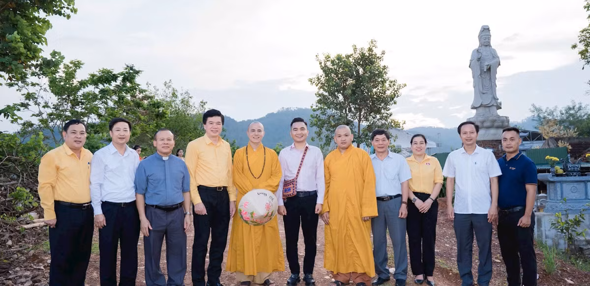 Hoàng Gia Phát Group tặng quà cho họ sinh nghèo và ủng hộ trùng tu, tôn tạo Chùa Lối -0